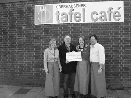 Lehrer des Hans-Böckler-Berufskollegs spenden für die Oberhausener Tafel